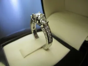 Bague de fiançailles en moissanite à trois pierres, argent sterling 925 plaqué or blanc, couleur D, VVS1, pierre centrale 1 carat, total 2 carats - Product Image 4