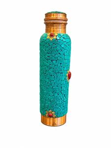 Botella de Agua Bohemia de Cobre con Diseño de Mosaico Turquesa y Detalles de Gemas Rojas, Incluye Tapas Ecológicas - Product Image 5