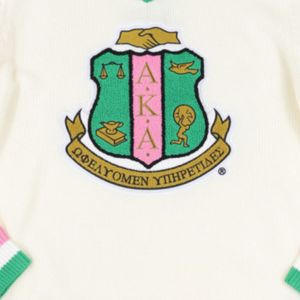 เสื้อสเวตเตอร์คอวีสีขาวดำสำหรับผู้หญิง ปักลายตราสัญลักษณ์ แขนยาว สวมใส่สบาย แฟชั่นทันสมัย เหมาะสำหรับใส่ในชีวิตประจำวัน - Product Image 5