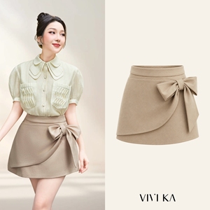 กระโปรงสั้นทรงเข้ารูปสีเบจเอวสูงสำหรับผู้หญิง พร้อมกางเกงซับใน ดีเทลโบว์ด้านข้าง สไตล์ฤดูใบไม้ร่วง CAMILLE - Product Image 1
