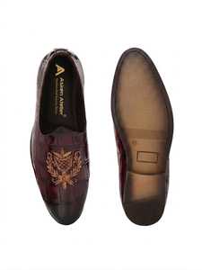 รองเท้าโลฟเฟอร์แบบสวม Royal Crest Burgundy ปักลายนูนหรูหรา บุหนังแท้ พื้นรองเท้ากันลื่น สำหรับผู้ชาย Asken Atelier - Product Image 2