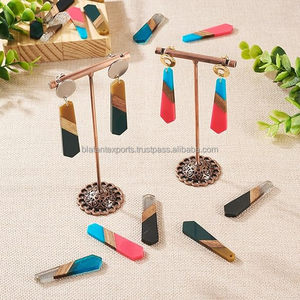 Pendientes de resina de madera minimalistas chapados en oro Diseños clásicos únicos-Estilos de aro de gota de tachuelas para fiesta - Product Image 1
