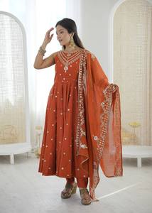 Ensemble Kurta et pantalon en soie orange traditionnel indien pakistanais pour femmes avec dupatta, coupe ample, longueur au sol, tenue de mariage - Product Image 1