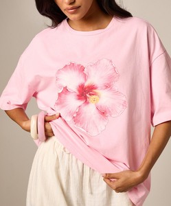 Camiseta de mujer con estampado floral, cuello redondo, manga corta, de algodón suave, estilo oversize, con estampado de flores, personalizada con DTG, moda boutique. - Product Image 4