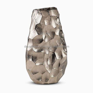 Florero de diseño floral de aluminio fundido, decoración interior de lujo dorada para el hogar, la Oficina y la superficie texturizada del hotel - Product Image 1