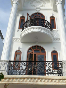 Rampe de balcon décorative extérieure en acier inoxydable avec design européen moderne pour villa, terrasse, et main courante d'escalier sur mesure - Product Image 5