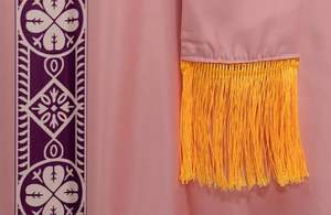 Offre Spéciale : Vêtement Liturgique pour Prêtre, Célébrant et Clergé, Robe d'Église Brodé avec Étole, Élégant, Couleur Rose, Vêtements Liturgiques Unis pour Père de la Communauté - Product Image 5