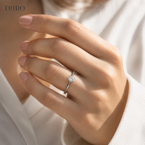 Anillo de Compromiso Clásico de Moissanita con Seis Puntas, Corte Redondo, Chapado en Oro Blanco de 18K - Product Image 1