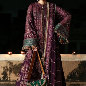 Vista detallada del vestido Anarklai pakistaní premium, un maxi largo en capas de color rosa melocotón pastel suave con un corte acampanado y ampliamente adornado. - Product Image 5