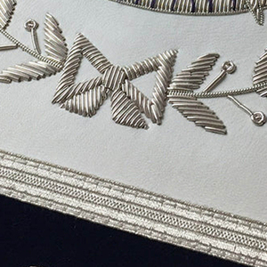 Tablier maçonnique personnalisé brodé avec motif symbolique, franges en velours blanc et noir, style classique, badge à coudre, application sur vêtement - Product Image 2