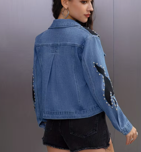 Chaqueta de mezclilla para mujer, lavado claro, con parches en contraste negros, adornos de pedrería, dobladillo desgastado, estampado floral, transpirable, formal - Product Image 2
