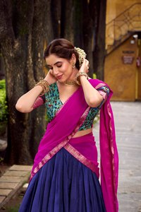 Nueva Colección de Lehenga Choli de Diseñador en Seda con Trabajo de Tejido Zari y Detalles en Lona y Can Can, para Venta en Línea - Product Image 3