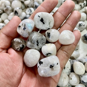 Pierre de lune arc-en-ciel blanche naturelle, polie et roulée, cristal de guérison pour la méditation, fabrication de bijoux, vente en gros en vrac - Product Image 4