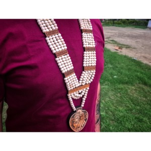 Collier Mala en Tulsi Fait Main par Sigma Exports, Pendentif Radha Krishna, Bijoux Spirituels en Bois, Cadeau de Méditation et de Yoga - Product Image 1