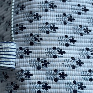 กระเป๋าผ้าฝ้ายลายดอกไม้สีน้ำเงินแบบมีซิป  ขนาดใหญ่  สำหรับเดินทางช่วงสุดสัปดาห์ - Product Image 4