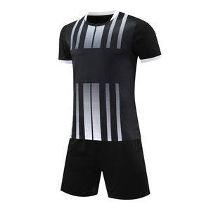 ชุดฟุตบอลสีแดงขาวแบบกำหนดเอง เสื้อแข่งสีเขียวดำ ชุดฟุตบอลพรีเมียม แห้งเร็ว น้ำหนักเบา ป้องกันรังสียูวี สำหรับทุกเพศ - Product Image 2