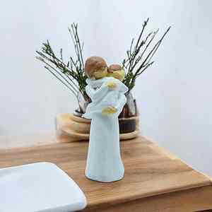 Figura de cerámica hecha a mano de madre e hijo abrazándose, decoración minimalista para bodas con suave decoración de esmalte blanco. - Product Image 1