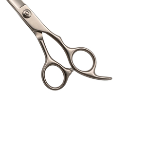 Ciseaux de coiffure professionnels haut de gamme en acier inoxydable, lame ultra-affûtée, pour barbier et salon, avec poignée ergonomique décalée - Product Image 5