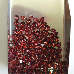 โกเมนสีแดงธรรมชาติ 4x3.5 มม. รูปทรงวงรี คุณภาพดีที่สุด พลอยหลวมสำหรับทำเครื่องประดับ - Product Image 3