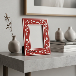 Cadre photo artisanal de luxe en os incrusté de motifs floraux rouges - Product Image 6