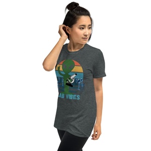 Camiseta de cuello redondo antibolitas para mujer de alta calidad, camiseta informal teñida con logotipo estampado de algodón peinado hilado con anillo transpirable para mujer - Product Image 2
