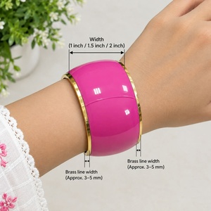 กำไลข้อมือเคลือบสีชมพูสดใส ดีไซน์กว้าง พร้อมขอบทองหรูหรา โดดเด่นสะดุดตา เหมาะเป็นของขวัญสำหรับผู้หญิง - Product Image 2