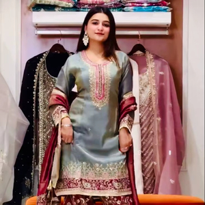 Ensemble de créateur en soie lourde brodée avec des sequins et un haut fantaisie, pantalon palazzo et dupatta - Product Image 1