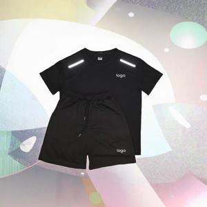 Ensemble de vêtements pour hommes en deux pièces avec logo personnalisé, short et t-shirt en denim délavé pour l'été - Product Image 4