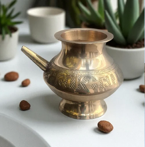 Olla kalash Lota de metal plateado con motivos de dioses grabados, disponible a precios de mayorista. - Product Image 3