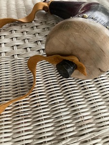 Cuerno de Búfalo Ecológico Hecho a Mano por ILAHI, Cuerno en Polvo con Forma Natural, Arte Folclórico, Arte Rústico, Arte Religioso, Feng Shui, Coleccionable, Uttar - Product Image 1