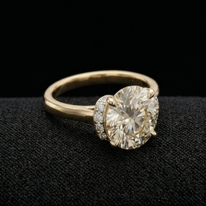Anillo de Compromiso y Boda de Lujo en Oro Amarillo de 14K con Diamante Certificado IGI de 2.21 CT, Brillo Intenso para Aniversario, Fiestas y Uso Diario - Product Image 3