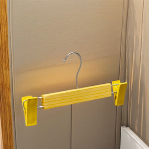 Cintres en bois de pin durables et écologiques avec crochets en acier inoxydable, finition laquée, design plat multifonctionnel pour armoire et salle de bain - Product Image 2