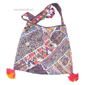 Sac à bandoulière ethnique en polyester écologique, brodé style bohème Banjara, fait main, avec fermeture éclair, motifs tribaux vibrants - Product Image 3