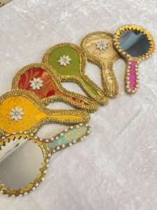 กระจกมือถือกำมะหยี่ลายดอกไม้สำหรับแจกในงานแต่งงาน ฮัลดี เมห์นดี งานเลี้ยงฉลองทารก งานเลี้ยงเฮนน่า งานดอลกี - Product Image 2