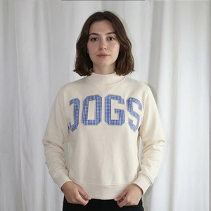 Sudadera Rosa de Cuello Alto para Mujer con Estampado a Cuadros Azules y Letras JOGS, Corte Regular, Tejido de Algodón, para Otoño - Product Image 2