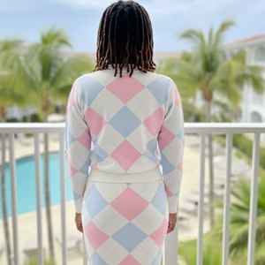 Conjunto de Punto Argyle de 2 Piezas para Mujer Jack and Jill, Cárdigan con Cuello en V y Botones y Falda Lápiz, Atuendo Combinado, Logotipo Personalizado, Venta al Por Mayor - Product Image 3