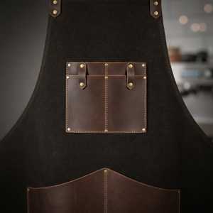 ผ้ากันเปื้อนหนังบาร์บีคิวระดับพรีเมียม คลาสสิก หรูหรา สำหรับทำอาหารปิ้งย่าง ทนทาน กันน้ำ น้ำหนักเบา ปรับได้ รับผลิตแบบ OEM ODM - Product Image 3