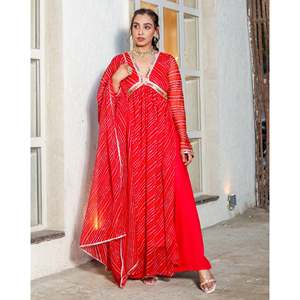 Ensemble de salwar kameez Vinaya taille XS, rouge, en chiffon pur, avec motif bandhani dessiné à la main, pour les occasions de mariage - Product Image 2