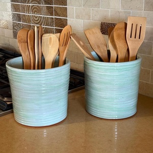 Elegante Portautensilios de Cerámica de Gres Verde Menta con Acabado Acanalado, de Alta Resistencia al Calor y Construcción Robusta para Cocina - Product Image 6