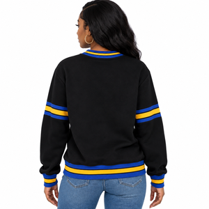 เสื้อสเวตเชิ้ตคอกลมมีกระเป๋าปักตราสัญลักษณ์ Sigma Gamma Rho สีดำ พร้อมขอบยางยืดลายทางสีน้ำเงินกรมท่าทอง สำหรับเครื่องแต่งกายชมรมนักศึกษากรีก - Product Image 2