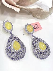 Hermosos pendientes de circonita con acabado plateado de la mejor calidad para mujeres y niñas, ideales para looks de noche y fiestas. - Product Image 3