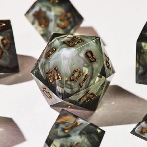 Juego de Dados de Juego Ecológicos Pintados a Mano, Diseño de Lujo en Resina y Madera, Patrón Escultural RPG, Arte Coleccionable - Product Image 2