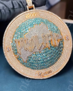 Pendentif personnalisé de luxe en moissanite, style hip-hop, plaqué or bicolore sur argent 925, avec design cercle et lettre de nom personnalisée pour homme - Product Image 1