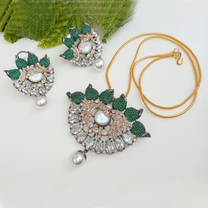 Conjunto de Collar y Pendientes RAY FINE ORNATES con Rubí, Esmeralda y Perla, Joyería Nupcial de Bollywood, Joyería India Chapada en Oro para Boda - Product Image 3
