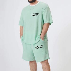 Ensemble T-shirt et short classique pour homme, confortable et simple, d'été, coupe oversize, col rond, en tissu gaufré, couleur menthe unie, avec logo personnalisé - Product Image 1