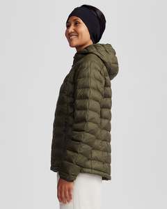 Chaqueta de invierno acolchada personalizada para mujer, ropa informal premium para exteriores, a prueba de viento, con cierre de cremallera y bolsillos laterales. - Product Image 3