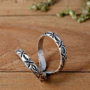 SHYAM JEWELRS Anillo Artesanal de Lujo Étnico en Tono Plateado para Artritis, Banda de Plata de Ley 925 de Rajasthan - Product Image 1