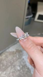 Bague de fiançailles APRICOT JEWELS avec diamant de laboratoire taillé, diamants d'appoint latéraux, or blanc 14 carats, classique, certifiée IGI, bague de luxe - Product Image 2