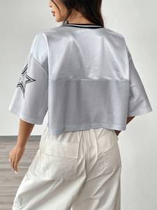 เสื้อครอปท็อปผ้าซาตินตาข่ายสีเงินเงา เสื้อเจอร์ซีย์ครอปเมทัลลิกสไตล์อเมริกันฟุตบอล เสื้อผ้าตาข่ายระบายอากาศ สตรีทแวร์ท็อป รับผลิตแบบ OEM ODM - Product Image 2