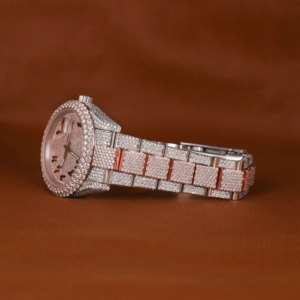 Montre de luxe sportive personnalisée Vanguard VVS Moissanite en argent, entièrement sertie de pierres, boîtier tonneau incurvé, avec indicateur Cyber Baguette et maillons - Product Image 3